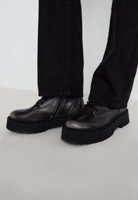 SKYLAR - Botines con plataforma - dark grey