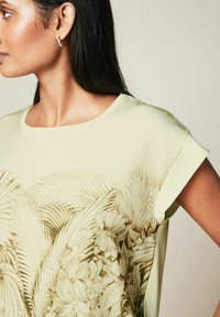 Next SHORT SLEEVE - REGULAR FIT - Bluse - ecru and green leaf print