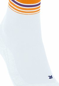 Calzino sportivo bianco con strisce arancioni, viola e bianche nella parte superiore; piccolo logo nero visibile vicino alla caviglia.
