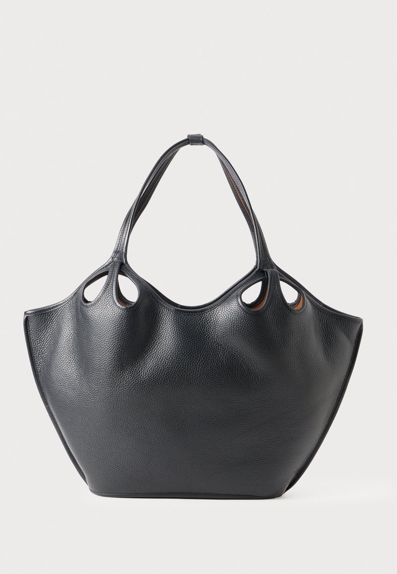 Musta nahkainen olkalaukku, jossa on teksturoitu pinta, kaarevat sivut ja leikatut kahvat. Tilava muotoilu, jossa on sileä sisus.