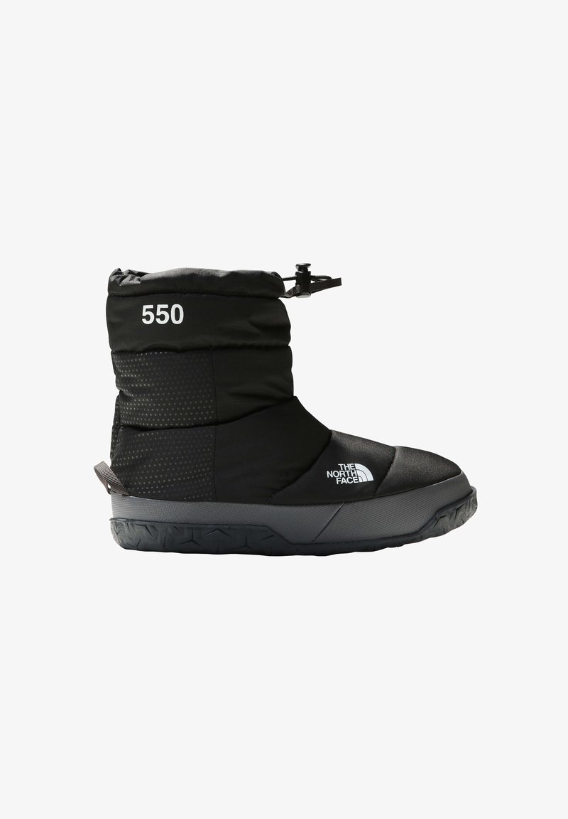 Schwarzer isolierter Stiefel mit gepolstertem Schaft, gemusterter Textur, integriertem Zugband und Gummisohle. Verfügt über ein Logo und eine Modellnummer (550).