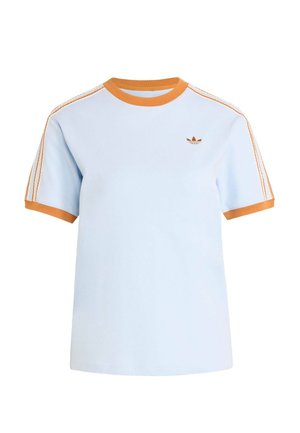 Lyseblå kortærmet t-shirt med orange krave, ærmekanter, tre orange striber på skuldrene og lille orange Adidas-logo på brystet.