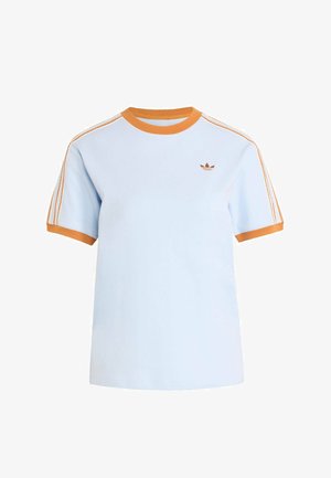 Hellblaues kurzärmeliges T-Shirt mit orangefarbenem Kragen, Ärmelbündchen, drei orangen Streifen auf den Schultern und kleinem orangem Adidas-Logo auf der Brust.