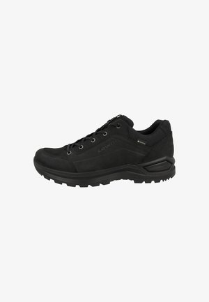 Scarpa da trekking nera con tomaia in suede e rete, puntale rinforzato, suola in gomma testurizzata e chiusura con lacci e occhielli in metallo.