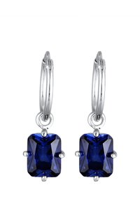 Boucles d'oreilles en argent en forme de créole avec des pierres précieuses rectangulaires de couleur bleu profond, serties sur quatre griffes avec une finition polie, mettant en valeur des facettes claires.