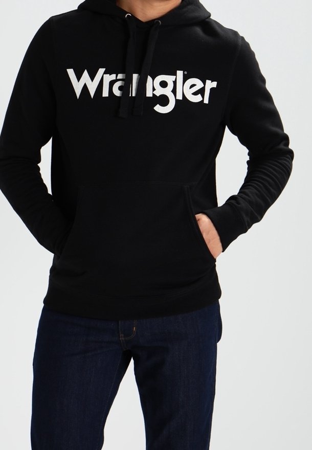 Felpa nera con un grande logo bianco "Wrangler", tasca a marsupio e cappuccio con cordini, realizzata in un tessuto morbido e con una texture liscia.