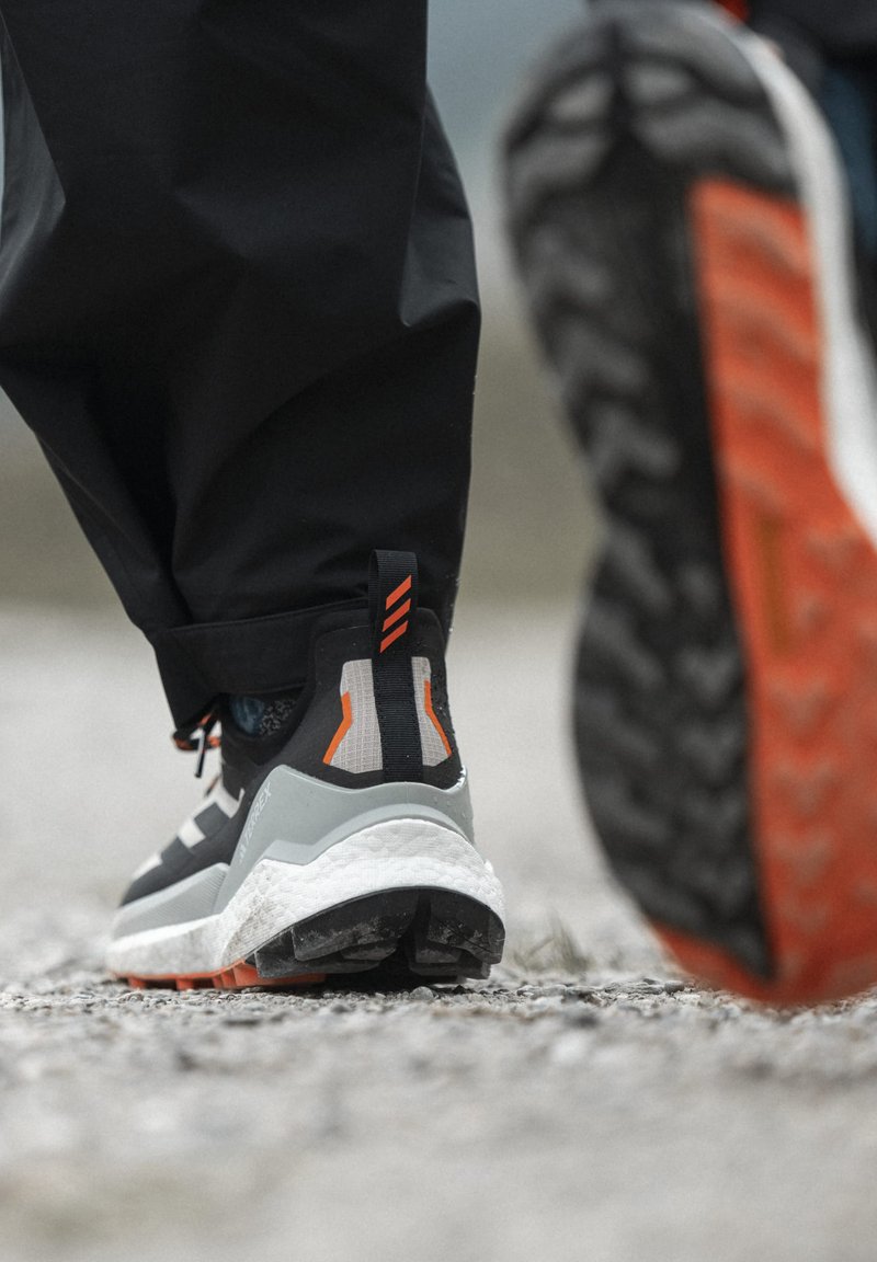Adidas Terrex FREE GTX - Zapatillas de senderismo - beige/core black/semi impact orange