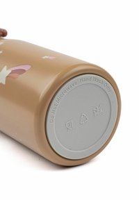 Bruine, cilindrische container met ster- en vlindermotieven, voorzien van een grijs onderlabel met de aanduiding: alleen met de hand wassen en niet geschikt voor gebruik in de magnetron.