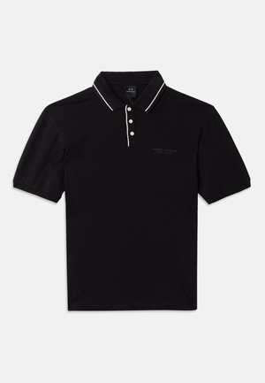 Črna polo majica iz bombaža s ovratnikom, tremi gumbi, belimi detajli in diskretno obliko na sprednji strani. Kratki rokavi.