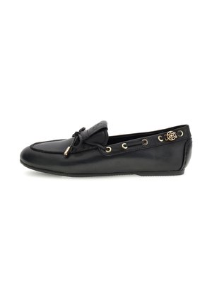 Mocassin en cuir noir avec lacets en forme de nœud papillon, œillets dorés et un emblème doré décoratif sur le côté, présenté en profil latéral.