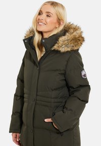Giacca puffer verde oliva con cappuccio in finta pelliccia, texture trapuntata, bottoni a pressione e tasche laterali; presenta un emblema del marchio sul maniche.