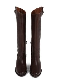 Botas castanhas de couro até ao joelho com uma textura suave, bicos arredondados e fechos de correr laterais. Apresenta um detalhe de correia ajustável na parte superior.