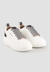 Sneaker bianche in pelle con lacci grigi, design elegante, punta rotonda e un accento testurizzato nero sul tallone. Presenta un sottile dettaglio del logo.