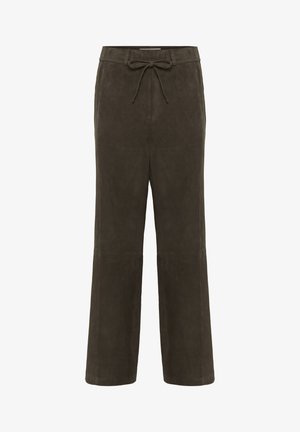 Pantalons larges en suedine marron avec une taille à cordon. Présente une texture lisse et des détails cousus sur les jambes.