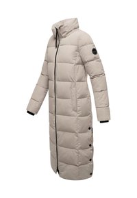 Cappotto lungo imbottito beige con colletto alto, chiusura con zip e polsini elasticizzati. Presenta un motivo trapuntato e tasche laterali.