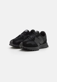 Schwarze Laufschuhe bestehen aus einer Kombination von Mesh und Wildleder, haben eine strukturierte Oberfläche, eine abgerundete Zehenpartie und eine gepolsterte Sohle mit einem Profilmuster.