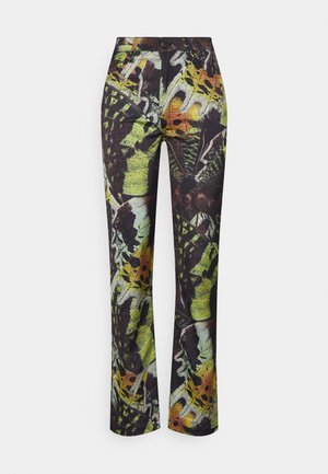Calças estampadas com um vibrante padrão de borboletas em verde, amarelo e castanho, com uma cintura ajustada e pernas ligeiramente evasé.