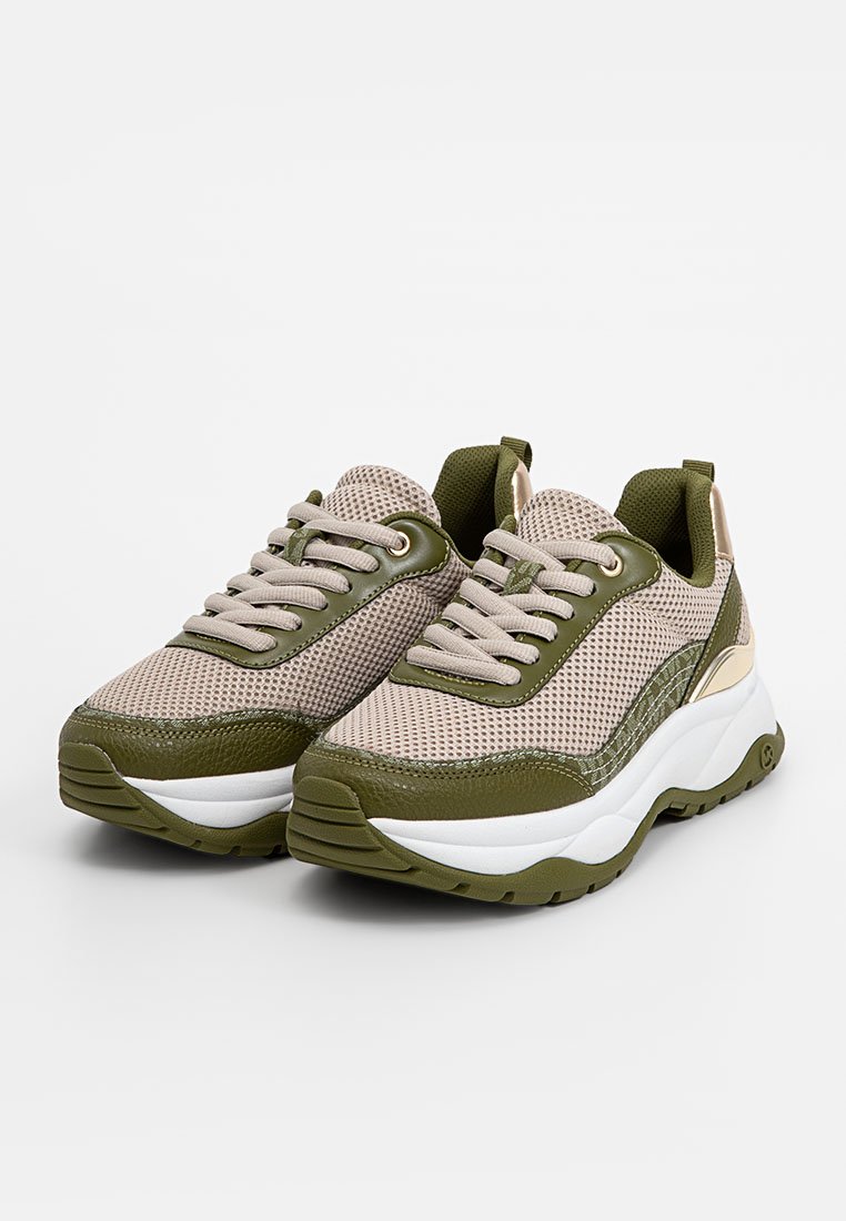 Sneakers leggeri con tomaia in mesh beige e accenti verdi, suola in gomma e dettagli dorati sul tallone. Design testurizzato per una migliore presa.
