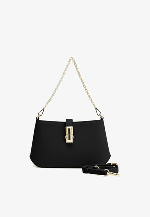 Sac à main en simili cuir noir avec une bandoulière en chaîne dorée, forme rectangulaire, détail de fermoir à l'avant et bandoulière supplémentaire.
