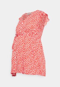Vestido de maternidade floral vermelho com mangas curtas e franzidas, corpete justo e saia solta. Apresenta padrões de flores brancas por todo o tecido.
