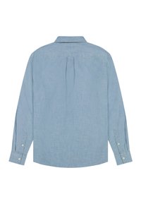 Chemise en jean bleu clair à manches longues avec poignets boutonnés et pli de la carrure au dos, vue de dos sur un fond blanc.