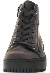 Brauner High-Top-Sneaker mit flacher Gummisohle, Schnürung vorne, strukturiertem Lederobermaterial und seitlichem Reißverschlussdetail.