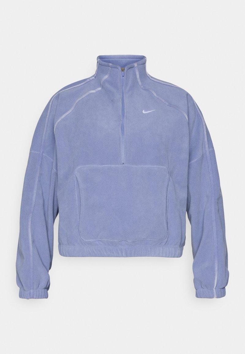 Helles lila Fleece-Pullover mit hohem Kragen, halbem Reißverschluss, elastischen Manschetten und einer Fronttasche. Mit weißen Akzentnähten und Logo.