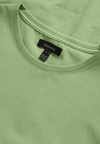 Camiseta de algodón verde claro con cuello redondo y mangas cortas, que presenta una etiqueta con la marca "Matinique" y tamaño "L."