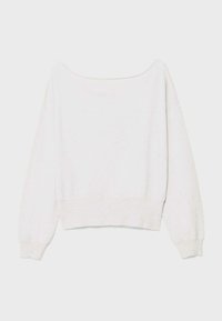 Pull blanc à épaules dénudées avec manches longues, poignets et ourlet côtelés, doté d'un tissu tricoté doux et texturé.