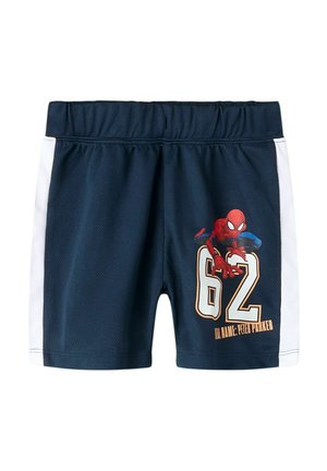 Granatowe krótkie spodenki sportowe z białymi paskami po bokach, przedstawiające Spider-Mana kucającego nad dużą cyfrą „62” oraz napis „EA NAME: PETER PARKER” na jednej nodze.