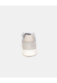 Scarpe da ginnastica leggere con tomaia in pelle bianca liscia e accenti in suede grigio, punta tondeggiante e suola bianca imbottita.