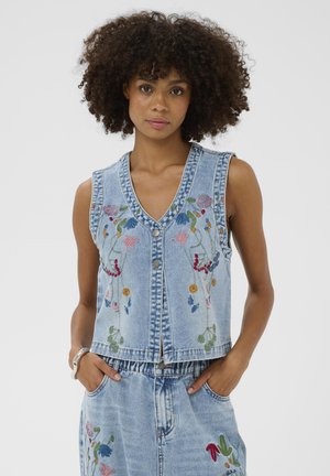 Chaleco sin mangas de denim con patrones florales bordados en rosa, azul y verde. Presenta un escote en V y cierre frontal con botones.
