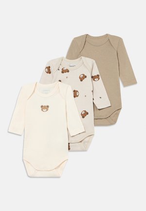 Drei Baby-Strampler mit langen Ärmeln: einer in Creme mit Bärengrafik, einer in Hellbeige mit Bärenmuster und einer in einfarbigem Beige, alle aus weicher Baumwolle.
