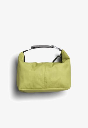Sac rectangulaire vert avec un motif texturé, une sangle grise réglable et une fermeture éclair. La surface présente un design géométrique subtil.