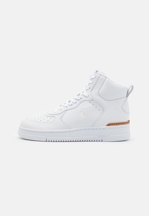 Białe wysokie sneakersy z sznurowaniem z przodu, teksturowanymi skórzanymi panelami, perforacjami na palcach i beżowym paskiem nad podeszwą.