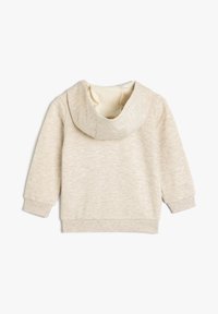 Sudadera beige con capucha, de mangas largas, textura suave, puños y dobladillo acanalados, que presenta una capucha ajustada y un diseño minimalista.