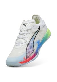 Scarpa sportiva bianca con parte superiore in rete, dettagli neri e suola a gradiente colorata che passa dal blu al rosa e al verde.