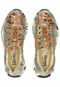 Sneaker colorati con una superficie testurizzata e multi-patttern, caratterizzati da paillettes e una suola di gomma unica con dettagli stampati.