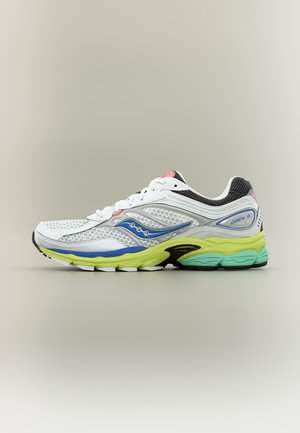 Chaussure de sport blanche avec semelle bleue, verte et noire, tige en mesh, logo bleu sur le côté et texte "omni 9" près du talon.