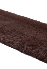 Brązowy sztuczny futerko z długim, miękkim włosiem i gładką, równą teksturą. Krawędzie są lekko rozczochrane, co podkreśla jego puszysty wygląd.