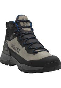 Buty trekkingowe z szarym zamszowym wierzchem, czarnym gumowym noskiem, teksturowanymi panelami w czerni i szarości, niebieskimi akcentami oraz solidną, skoncentrowaną na przyczepności podeszwą.