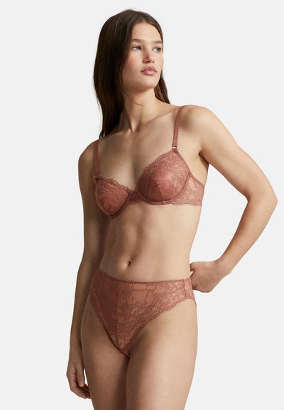 Satiini rintaliivit ja vastaavat alushousut pölyisen ruusunvärissä, joissa on kukkakuviot, säädettävät olkaimet ja sileä, tekstuurinen pinta.