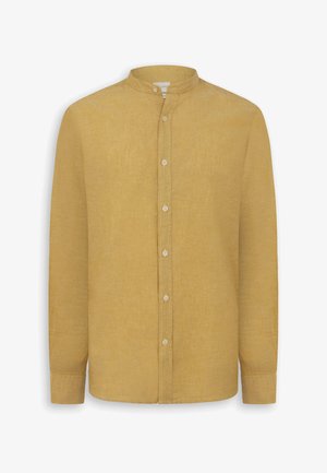 Senfgelbes Langarmhemd mit Stehkragen und vorderer Knopfleiste, aus strukturiertem Stoff gefertigt.