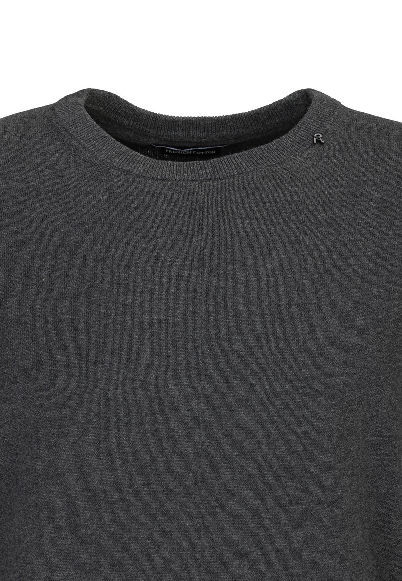 Pull gris foncé en coton, avec un col rond et un petit logo sur le col. Texture douce, design minimal.