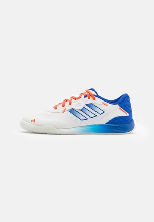 Zapatilla deportiva blanca con acentos azules, cordones naranjas y diseño de malla. Presenta una suela azul con degradado y tres franjas azules en el costado.