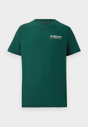 Sötétzöld pamut póló, kerek nyakkivágással és rövid ujjakkal. Elöl középen fehér szöveg és egy kis logó található. Egyszerű design.