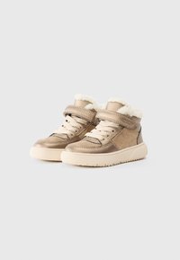 Bruna hög-top sneakers med mjuk syntetpälskrage, snörning och kardborreband. Texturerad läder och släta överdrag. Hållbar gummisula.