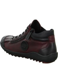 Leder-Mid-Top-Schuhe in Burgunderrot und Schwarz. Mit einem strukturierten Reißverschluss und Logo ausgestattet. Gummisohle mit ausgeprägtem Profil.