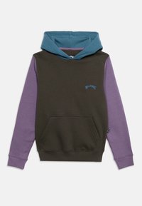 Φούτερ με κουκούλα σε σκούρο πράσινο χρώμα σώματος, μωβ μανίκια, μπλε κουκούλα, μπροστινή τσέπη τύπου καγκουρό και μικρό μπλε λογότυπο "Billabong" στο στήθος.