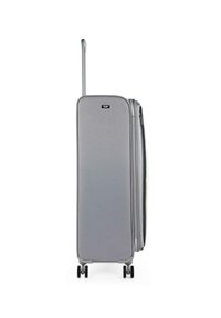 Maleta rígida gris con un mango telescópico, cuatro ruedas y cierre con cremallera. Textura suave, diseño minimalista, forma rectangular compacta.